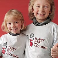 Foto zweier Kinder mit T-Shirts Happy Baby No Alcohol