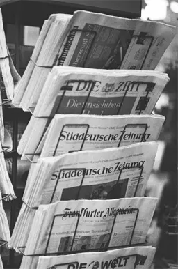 Symbolbild: Foto von Zeitungen auf einem Zeitungsständer